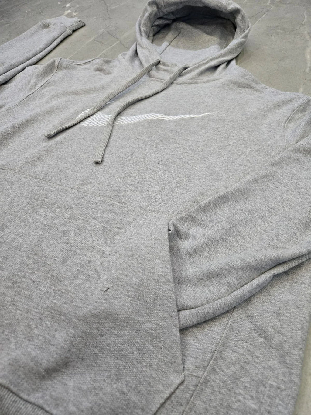 MOLETOM CANGURU NK SWOOSH BORDADO CINZA