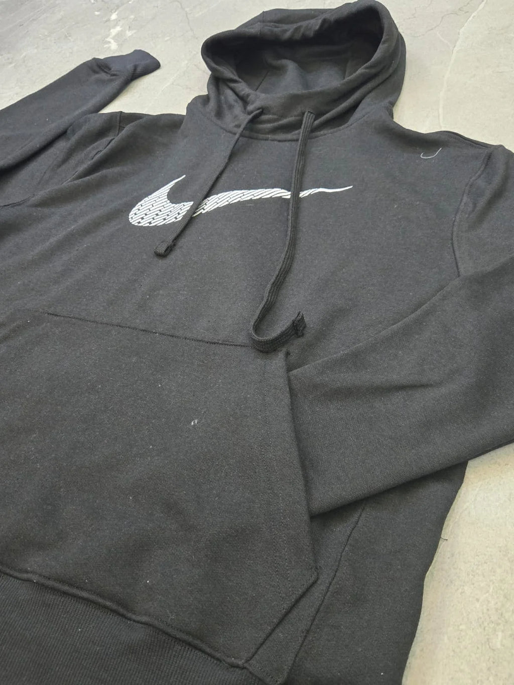 MOLETOM CANGURU NK SWOOSH BORDADO PRETO